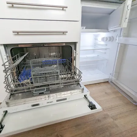 Mit Kueche, Arbeitsplatz Und Xxl Sofa Appartement