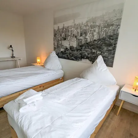 Lägenhet Mit Kueche, Arbeitsplatz Und Xxl Sofa