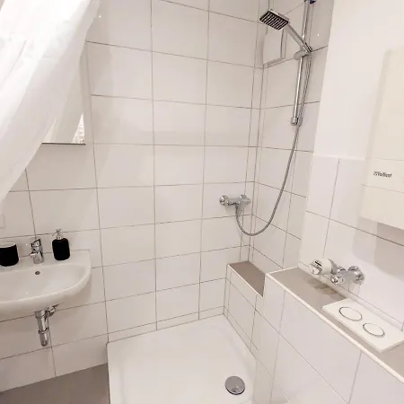 Appartement Mit Kueche, Arbeitsplatz Und Xxl Sofa Neuss