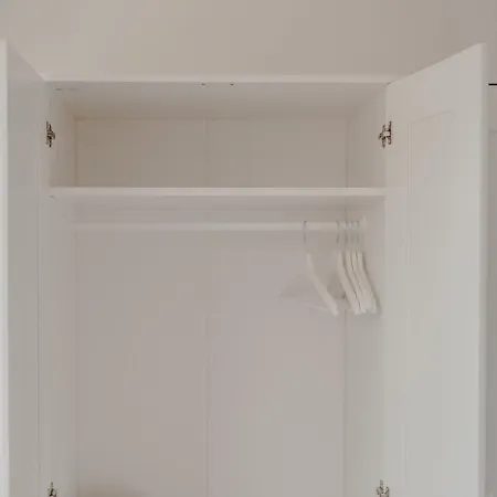 Lägenhet Mit Kueche, Arbeitsplatz Und Xxl Sofa