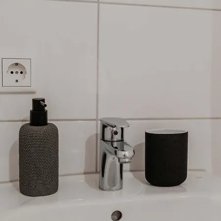 Mit Kueche, Arbeitsplatz Und Xxl Sofa Lägenhet *