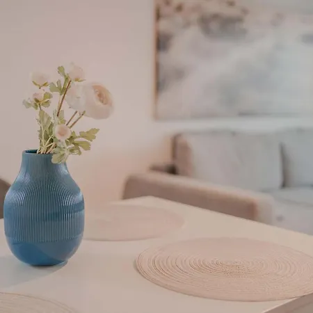 Lägenhet Mit Kueche, Arbeitsplatz Und Xxl Sofa Neuss