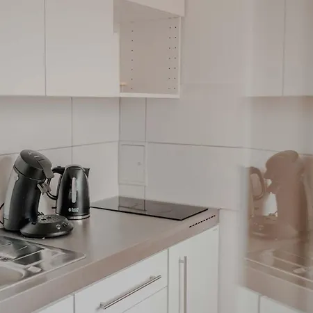 Lägenhet Mit Kueche, Arbeitsplatz Und Xxl Sofa