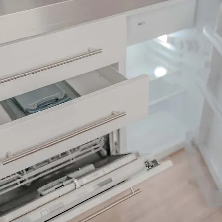 Mit Kueche, Arbeitsplatz Und Xxl Sofa Lägenhet