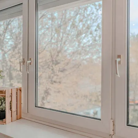 Appartement Mit Kueche, Arbeitsplatz Und Xxl Sofa *