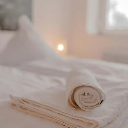 Lägenhet Mit Kueche, Arbeitsplatz Und Xxl Sofa