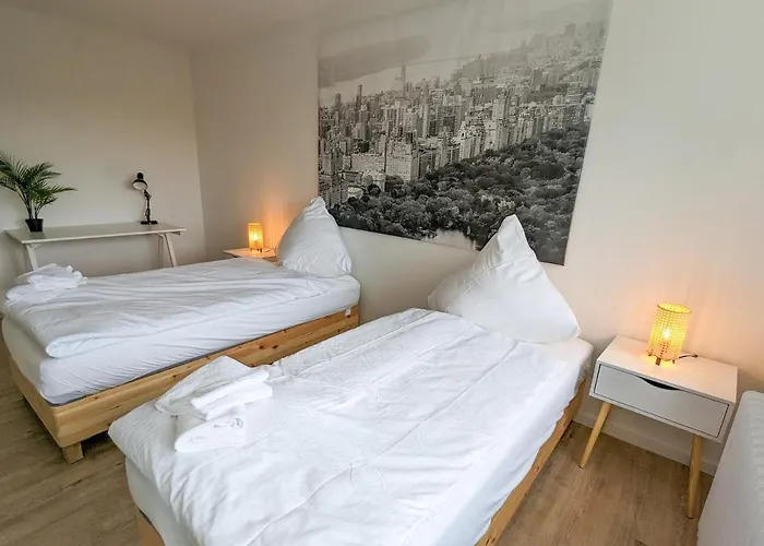 Lejlighed Mit Kueche, Arbeitsplatz Und Xxl Sofa