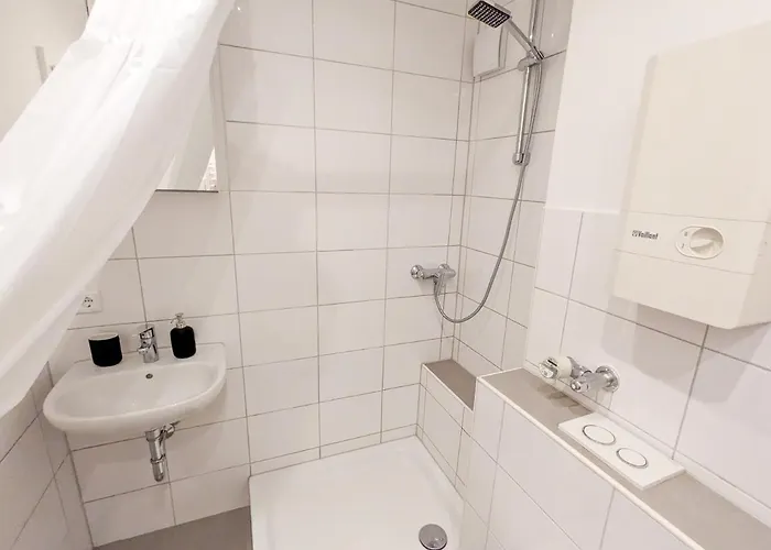 Lejlighed Mit Kueche, Arbeitsplatz Und Xxl Sofa Neuss