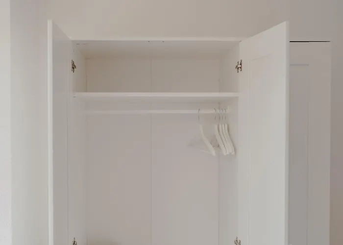 Lejlighed Mit Kueche, Arbeitsplatz Und Xxl Sofa