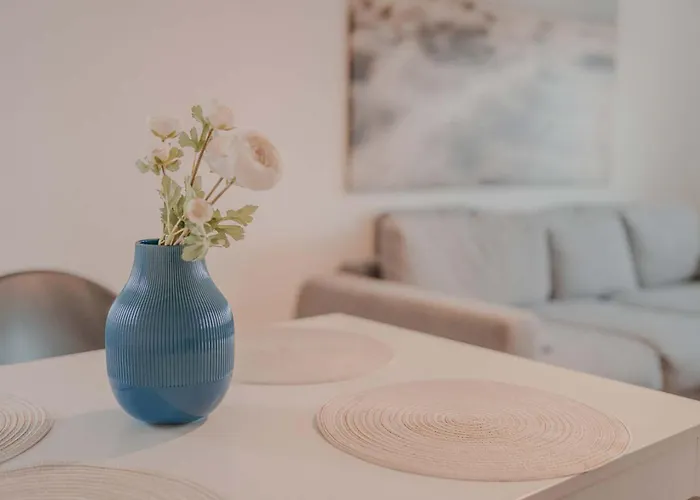 Lejlighed Mit Kueche, Arbeitsplatz Und Xxl Sofa Neuss