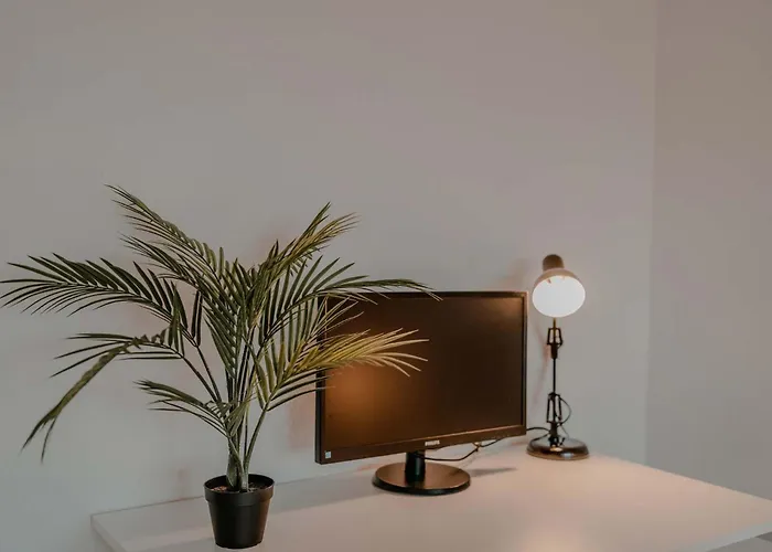 Mit Kueche, Arbeitsplatz Und Xxl Sofa Lejlighed Neuss