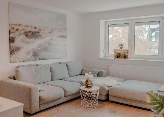 Lejlighed Mit Kueche, Arbeitsplatz Und Xxl Sofa Neuss